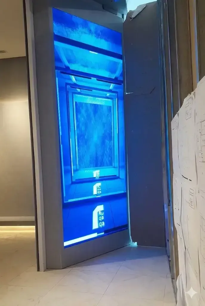 Ruqaqa vertical retail screen in a showroom displaying blue content with a 3D depth effect